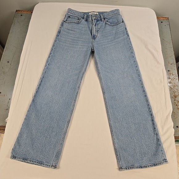 Abercrombie & Fitch 90s Relaxed High Rise Jeans Women 29x28 Light Wash Denim - Picture 1 of 16